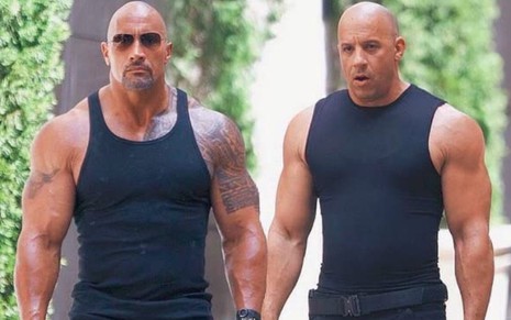Dwayne Johnson e Vin Diesel em cena do filme Velozes & Furiosos 8 (2017)