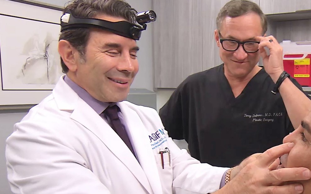 Os médicos Paul Nassif e Terry Dubrow no reality Botched, do canal E!