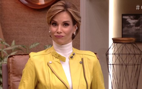 Ana Furtado com expressão divertida, jaqueta amarela e blusa branca durante o É de Casa do último dia 1º