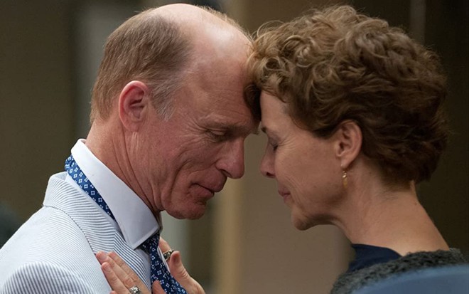 Ed Harris encosta a testa na de Annette Bening em cena do filme Uma Nova Chance para Amar (2014)