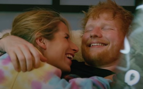 Imagem de Cherry Seaborn abraçando Ed Sheeran em cena do clipe da música Put It All On Me