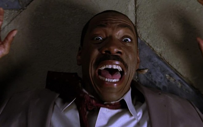 Eddie Murphy com expressão de grande susto em cena do filme Mansão Mal-Assombrada