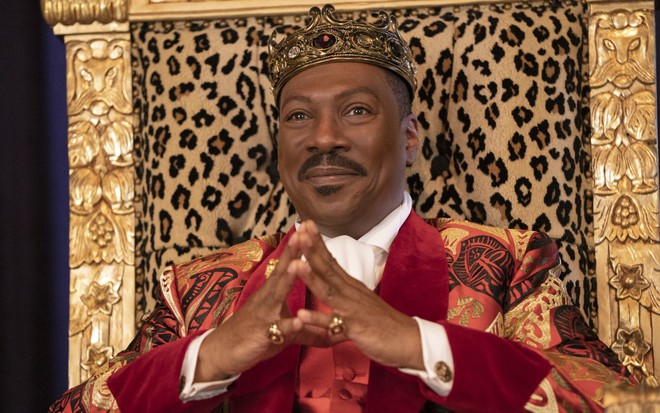 Eddie Murphy, vivendo o personagem Akeem em Um Príncipe em Nova York, filme do Prime Video