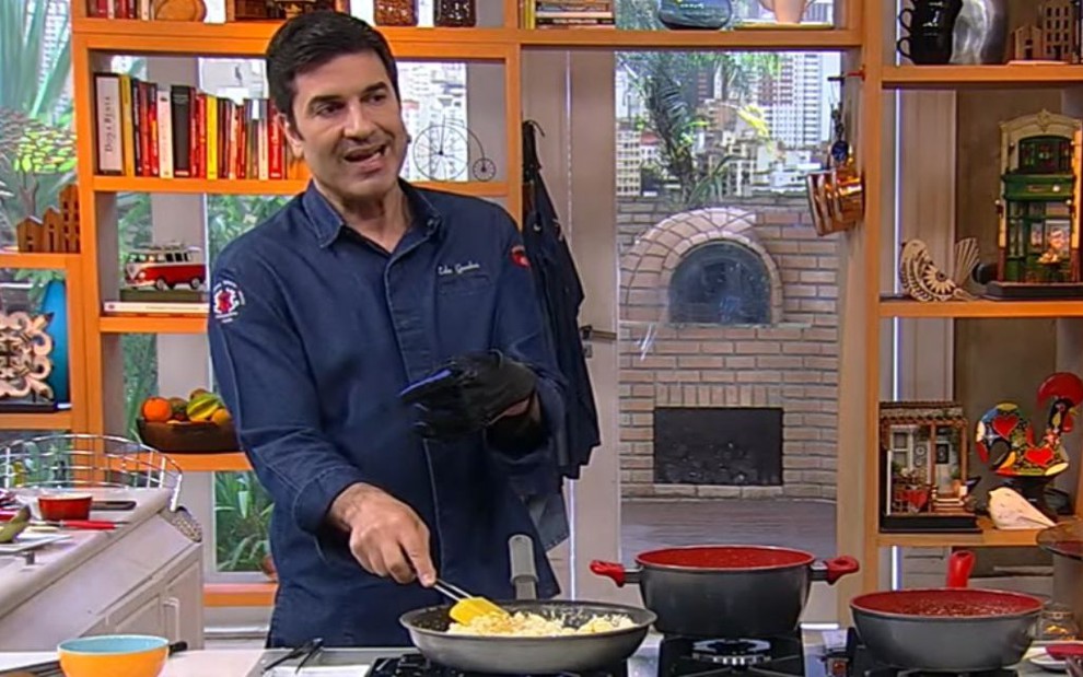 Edu Guedes cozinha com uma mão só em seu programa exibido pela RedeTV! no último dia 4