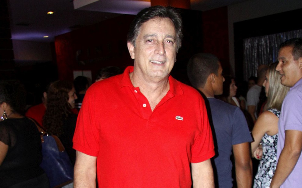 Eduardo Galvão usa camiseta vermelha