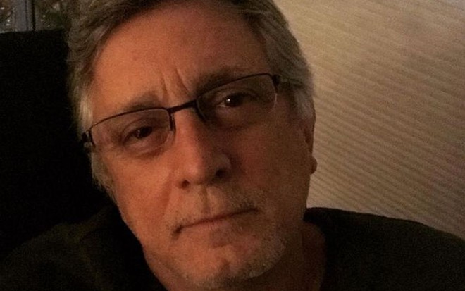 Eduardo Galvão em selfie usando camiseta preta e óculos de grau