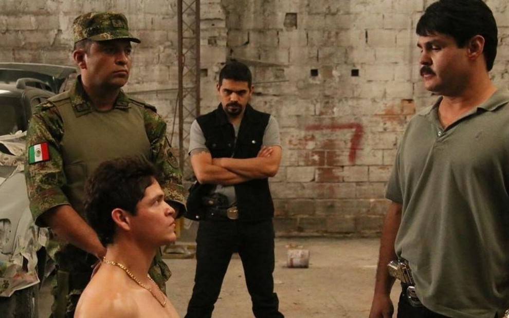 Marco De La O em cena como o traficante Joaquín Guzmán (de camisa cinza) na série El Chapo, do A&E