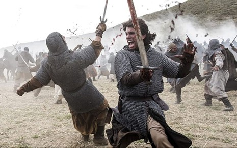 Jaime Lorente mata soldado com uma espada em cena da série El Cid