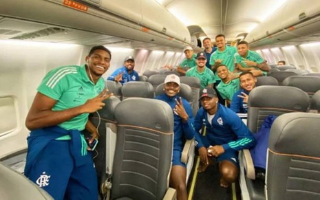 Foto de parte do elenco do Flamengo no avião em viagem de volta do Equador