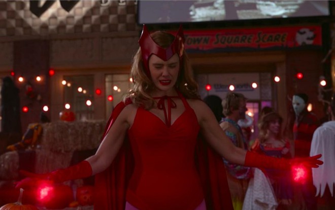 Elizabeth Olsen, como Wanda Maximoff em cena de WandaVision série da Disney+