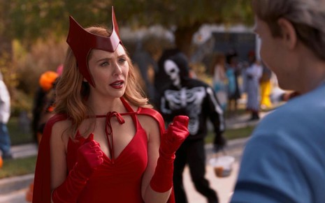 Elizabeth Olsen, como Wanda Maximoff em cena de WandaVision série da Disney+