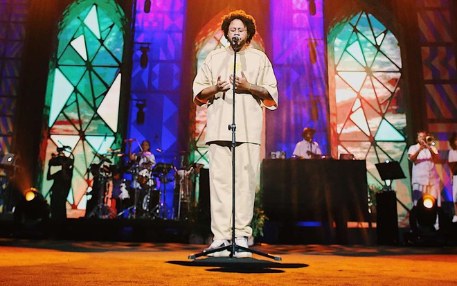 O rapper Emicida canta de olhos fechados no palco do show que fez no Theatro Municipal de São Paulo, em novembro de 2019