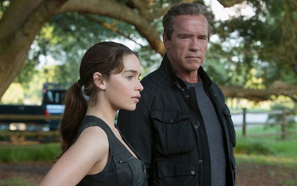 Em um parque, Emilia Clarke é observada por Arnold Schwarzenegger em O Exterminador do Futuro - Gênesis (2015)