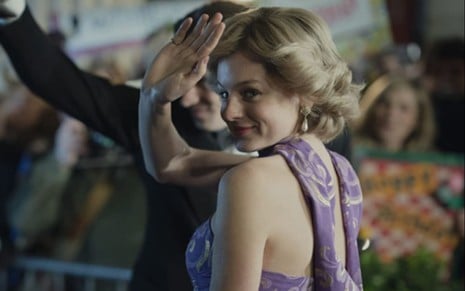 Emma Corrin acena para o público como a princesa Diana em cena da quarta temporada de The Crown