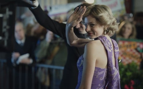 Emma Corrin, vivendo a Princesa Diana, em The Crown, série da Netflix