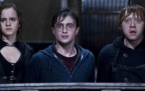 Molhados e com expressões de choque estão: Emma Watson, Daniel Radcliffe e Rupert Grint em Harry Potter e as Relíquias da Morte - Parte 2