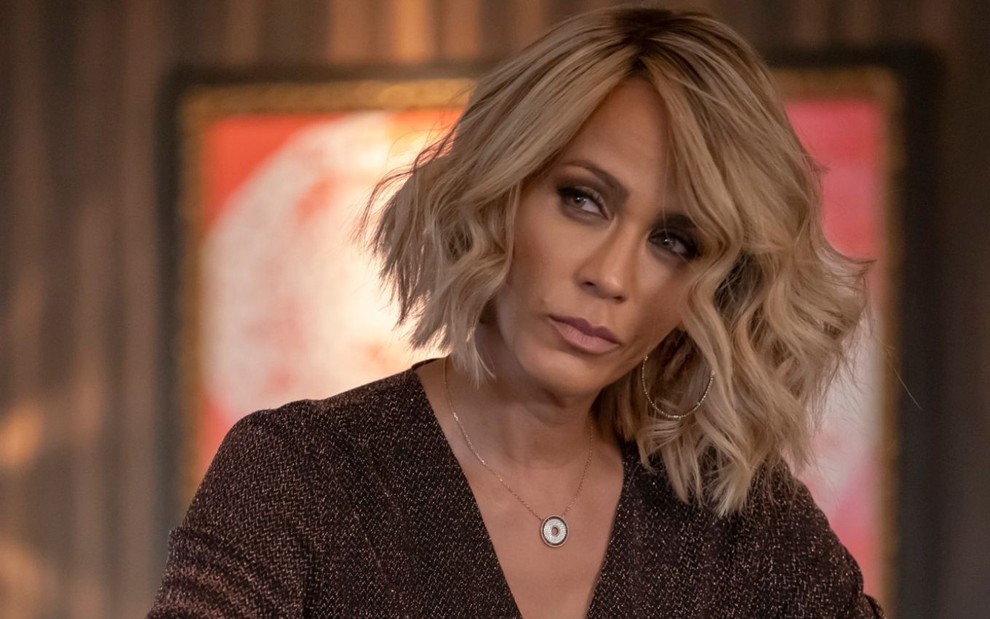 Com um vestido decotado e um colar no pescoço, Nicole Ari Parker aparece de semblante fechado em Empire