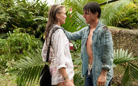 Cameron Diaz e Tom Cruise se encaram com as roupas e cabelos molhados em Encontro Explosivo (2020)