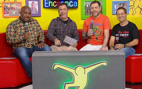 Angelo (à esq.), Tatola, Dennys e Ricardo olhando para a tela no estúdio do Encrenca, da RedeTV!