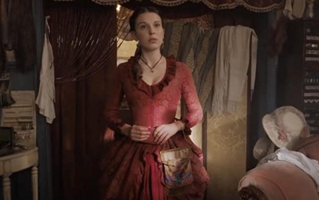 Millie Bobby Brown aprende a se vestir como uma dama em cena de Enola Holmes (2020)
