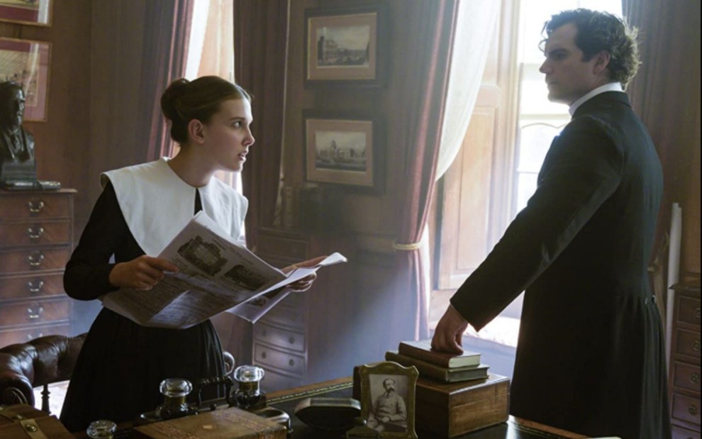 Millie Bobby Brown e Henry Cavill conversam em cena de Enola Holmes (2020)