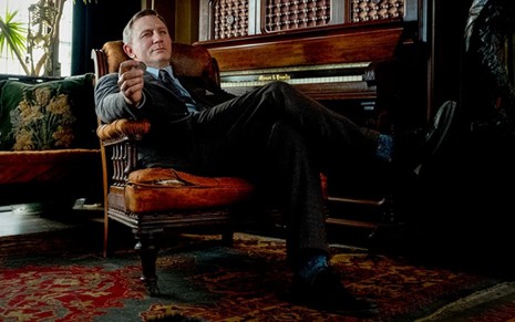 Daniel Craig sentado em uma poltrona em cena do filme Entre Facas e Segredos
