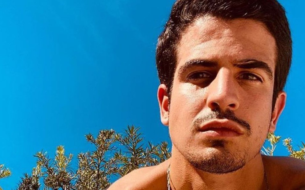 Selfie de Enzo Celulari sem camisa tomando sol