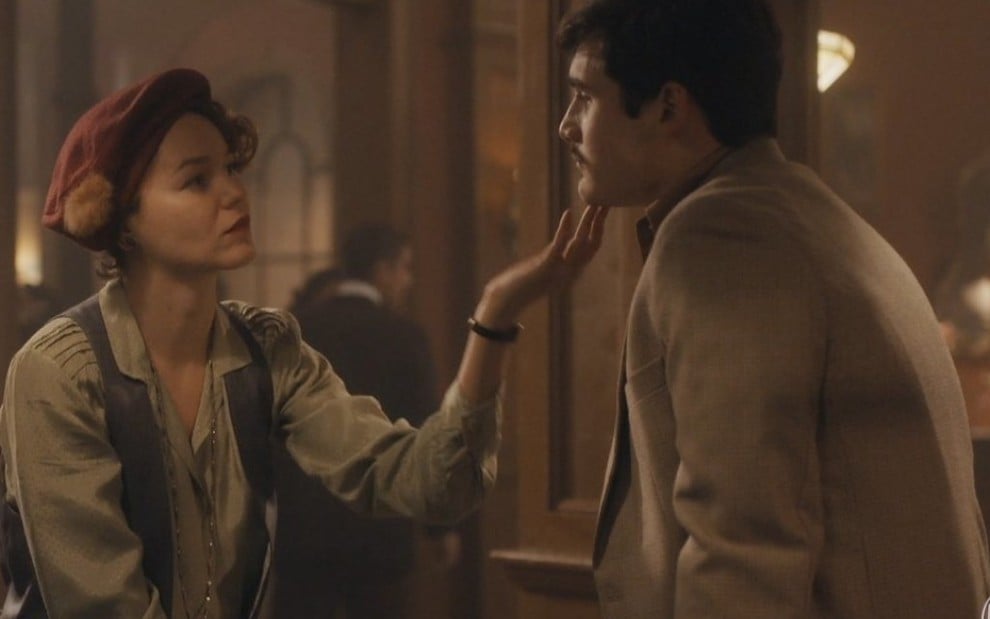 Os atores Joana de Verona e Nicolas Prattes em cena de carinho em Salve-se Quem Puder
