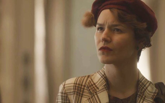 A atriz Joana de Verona em cena como Adelaide em Éramos Seis