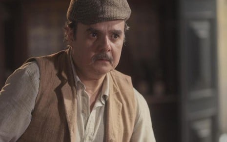 O ator Cássio Gabus Mendes em cena como Afonso de Éramos Seis
