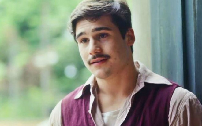 O ator Nicolas Prattes em cena como o Alfredo de Éramos Seis, novela das seis da Globo