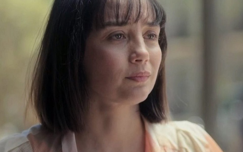 A atriz Simone Spoladore em close caracterizada como a Clotilde em cena de Éramos Seis