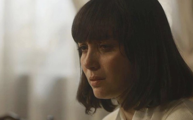 A atriz Simone Spoladore em close caracterizada como a Clotilde em cena de Éramos Seis