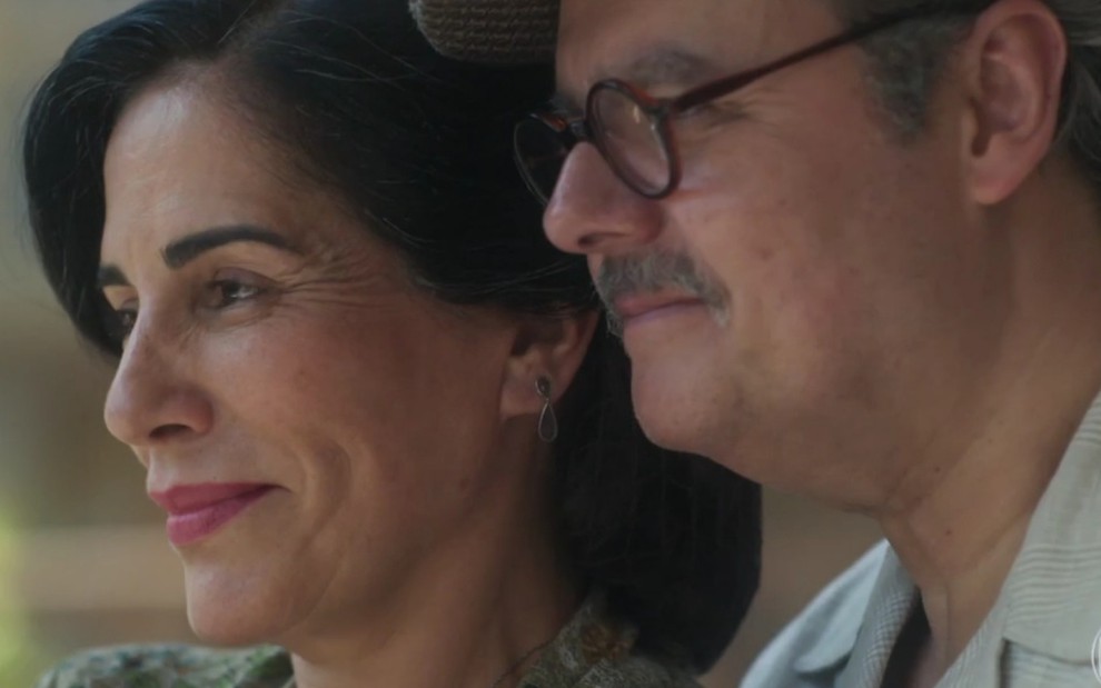 Dona Lola (Gloria Pires) e Afonso (Cássio Gabus Mendes) em cena do último capítulo de Éramos Seis