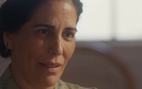 Dona Lola (Gloria Pires) com olhar de ternura em cena de Éramos Seis, da Globo