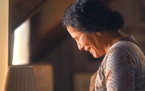 A atriz Gloria Pires chora em cena como Lola da novela Éramos Seis