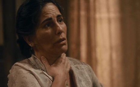A atriz Gloria Pires em cena da novela Éramos Ses como a personagem Lola, com expressão triste