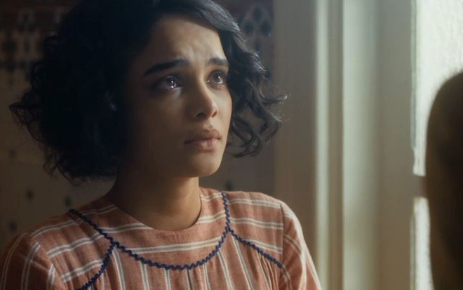 A atriz Carol Macedo em cena de choro como Inês em Éramos Seis