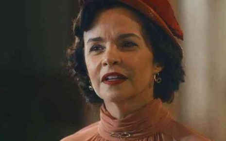 A atriz Luciana Braga em cena com expressão irritada em Éramos Seis
