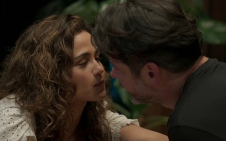 O ator Murilo Benício (Raul) se aproxima de Nanda Costa (Érica) para tentar beijá-la em cena de Amor de Mãe