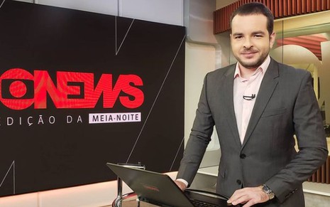 Erick Bang de blazer cinza, camisa branca, no estúdio da GloboNews