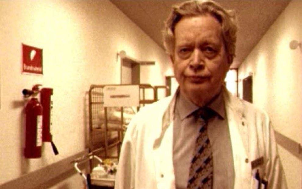 Ator Ernst-Hugo Järegård na série The Kingdom de Lars von Trier em um hospital psiquiátrico