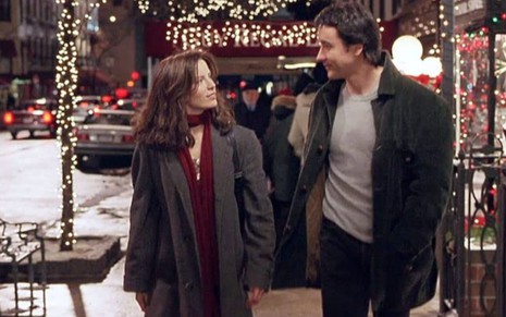 Kate Beckinsale e John Cusack conversam andando na rua em cena do filme Escrito nas Estrelas (2001)