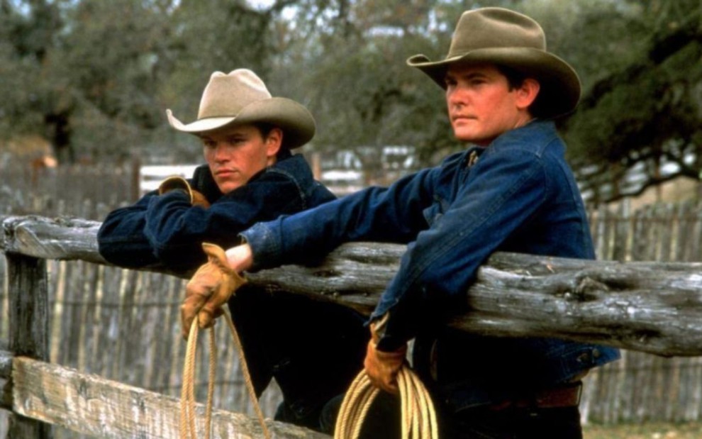 Matt Damon e Henry Thomas observam cavalos em cena de Espírito Selvagem (2000)