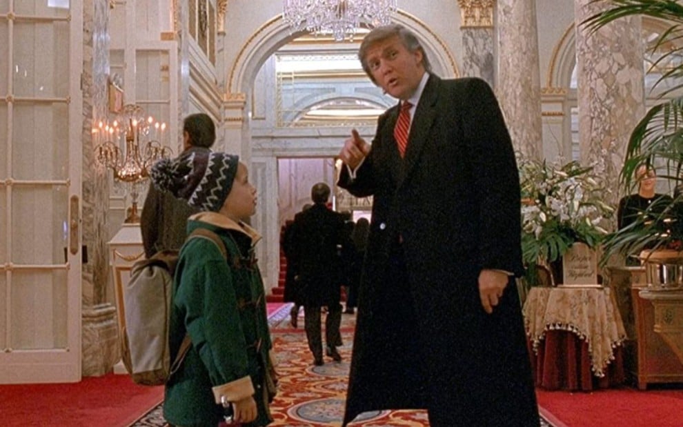 Macaulay Culkin e Donald Trump conversam em cena de Esqueceram de Mim 2