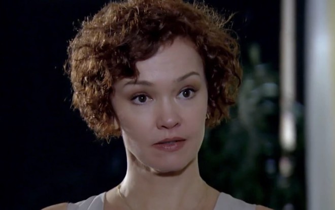 A atriz Julia Lemmertz com expressão de surpresa em cena como Esther em Fina Estampa