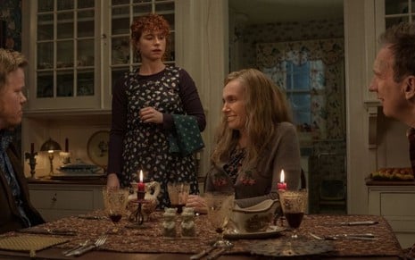 Jesse Plemons (à esq), Jessie Buckley, Toni Collette e David Thewlis jantam em cena de Estou Pensando em Acabar com Tudo 2020), da Netflix