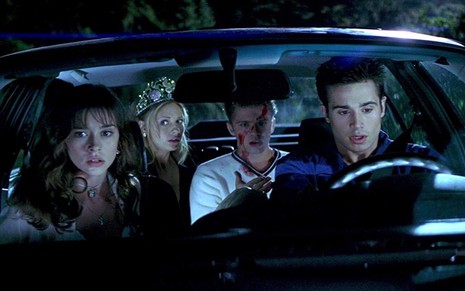 Jennifer Love Hewitt, Sarah Michelle Gellar, Ryan Phillippe e Freddie Prinze Jr. dentro do carro em cena do filme Eu Sei o que Vocês Fizeram no Verão Passado