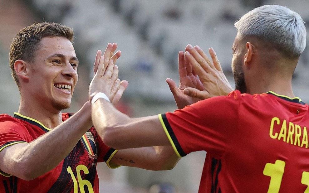Thorgan Hazard e Yannick Carrasco, da Bélgica, se cumprimentam em partida
