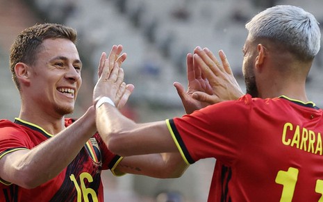 Thorgan Hazard e Yannick Carrasco, da Bélgica, se cumprimentam em partida